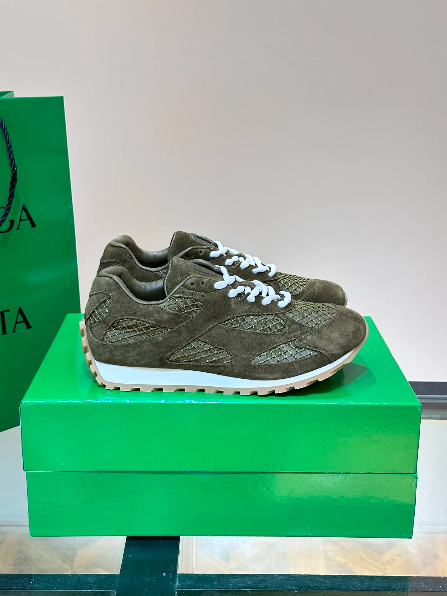 p640 "Bv" new orbit👫 casual sneakers for couples, the retro style of the millennium is so handsome, a super cool fashion item, the most important thing is that it feels incomparably comfortable on the feet, and the design style is also perfect. It will definitely be the one you wear most in daily life, original development, high quality presentation! Size: 35-45 (men’s size 38.45 customized)